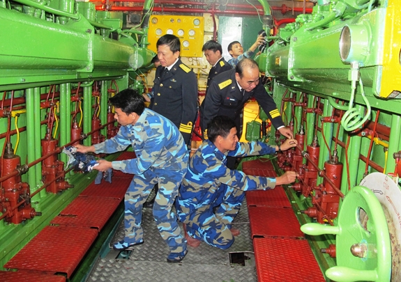 Chỉ huy Đoàn Đo đạc, Biên vẽ hải đồ và Nghiên cứu biển kiểm tra công tác bảo quản của Hải đội 695. Ảnh: DƯƠNG HÀ